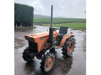 7 kubota b7001 pluktreintractoren 4 x 4