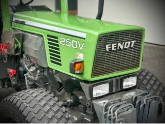 smalspoortractoren Fendt 250v, 4x4, 5831 uur, cabrio