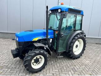 New Holland TN75VA smalspoortrekker - 2005