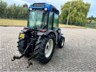 smalspoortractoren New Holland TN75VA smalspoortrekker - 2005