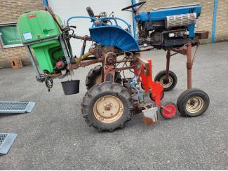 Iseki tx 1300 verhoogd met kappenspuit en toeboren