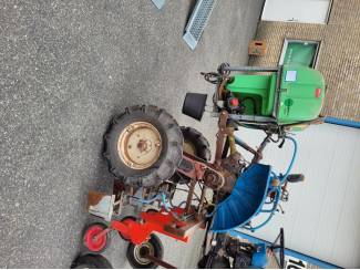 smalspoortractoren Iseki tx 1300 verhoogd met kappenspuit en toeboren