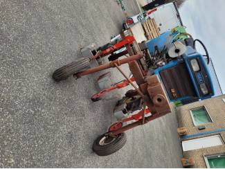 smalspoortractoren Iseki tx 1300 verhoogd met kappenspuit en toeboren