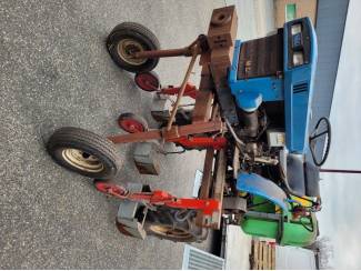 smalspoortractoren Iseki tx 1300 verhoogd met kappenspuit en toeboren