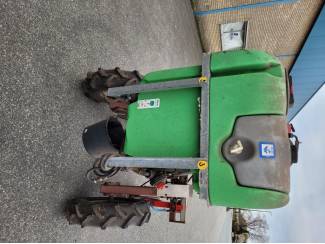 smalspoortractoren Iseki tx 1300 verhoogd met kappenspuit en toeboren