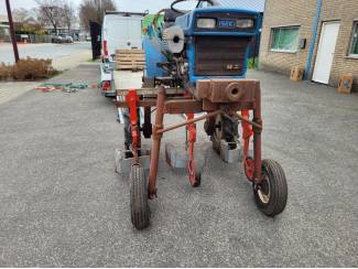 smalspoortractoren Iseki tx 1300 verhoogd met kappenspuit en toeboren