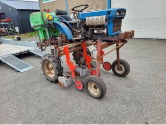 smalspoortractoren Iseki tx 1300 verhoogd met kappenspuit en toeboren