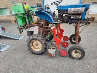 smalspoortractoren Iseki tx 1300 verhoogd met kappenspuit en toeboren