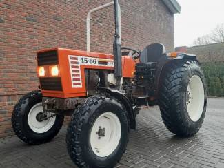 Wendbare Tractor met Grasbanden