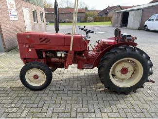 smalspoortractoren International 533 V (1974)