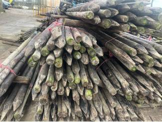 Appels gecreosoteerde  boompalen 3meter  7  en  9  dik