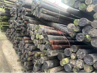 Appels gecreosoteerde  boompalen 3meter  7  en  9  dik