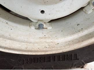 banden en velgen banden trekker (achter) 360/70/ R 28