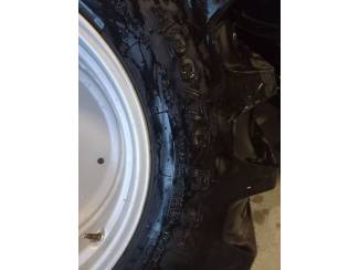 banden en velgen Set banden/ velgen New Holland