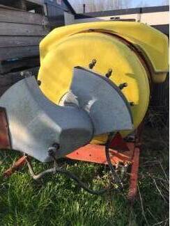 mechanische onkruidbestrijding Douven plantage spuitmachine getrokken spuitmachine teab