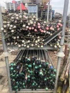 Gebruikte stand pijpen met sproeier