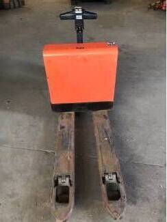 heftrucks stapelaars palletwagens Elektrische pompwagen met lader Toyota