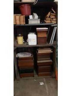 Te koop aangeboden bijenkasten met toebehoren