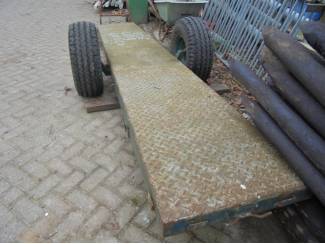 stevige nette fruitkar op nette banden