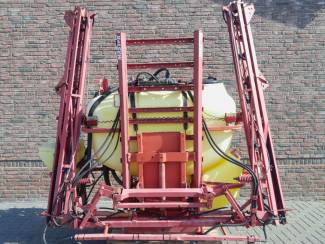 spuitmachines en toebehoren Compacte Veldspuit met Hydraulische Sproeibomen en Fustreiniger