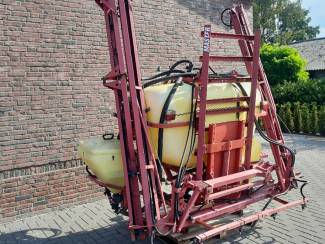 spuitmachines en toebehoren Compacte Veldspuit met Hydraulische Sproeibomen en Fustreiniger