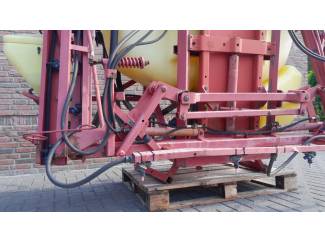 spuitmachines en toebehoren Compacte Veldspuit met Hydraulische Sproeibomen en Fustreiniger