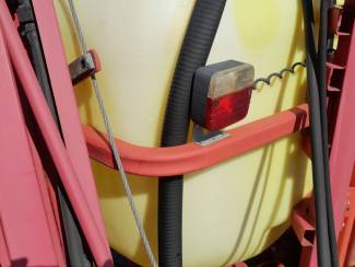 spuitmachines en toebehoren Compacte Veldspuit met Hydraulische Sproeibomen en Fustreiniger