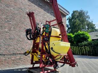 Compacte Veldspuit met Hydraulische Sproeibomen en Fustreiniger