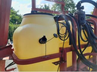 spuitmachines en toebehoren Compacte Veldspuit met Hydraulische Sproeibomen en Fustreiniger