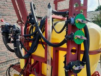 spuitmachines en toebehoren Compacte Veldspuit met Hydraulische Sproeibomen en Fustreiniger