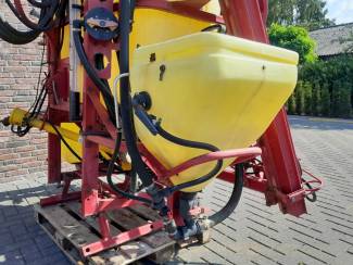 spuitmachines en toebehoren Compacte Veldspuit met Hydraulische Sproeibomen en Fustreiniger